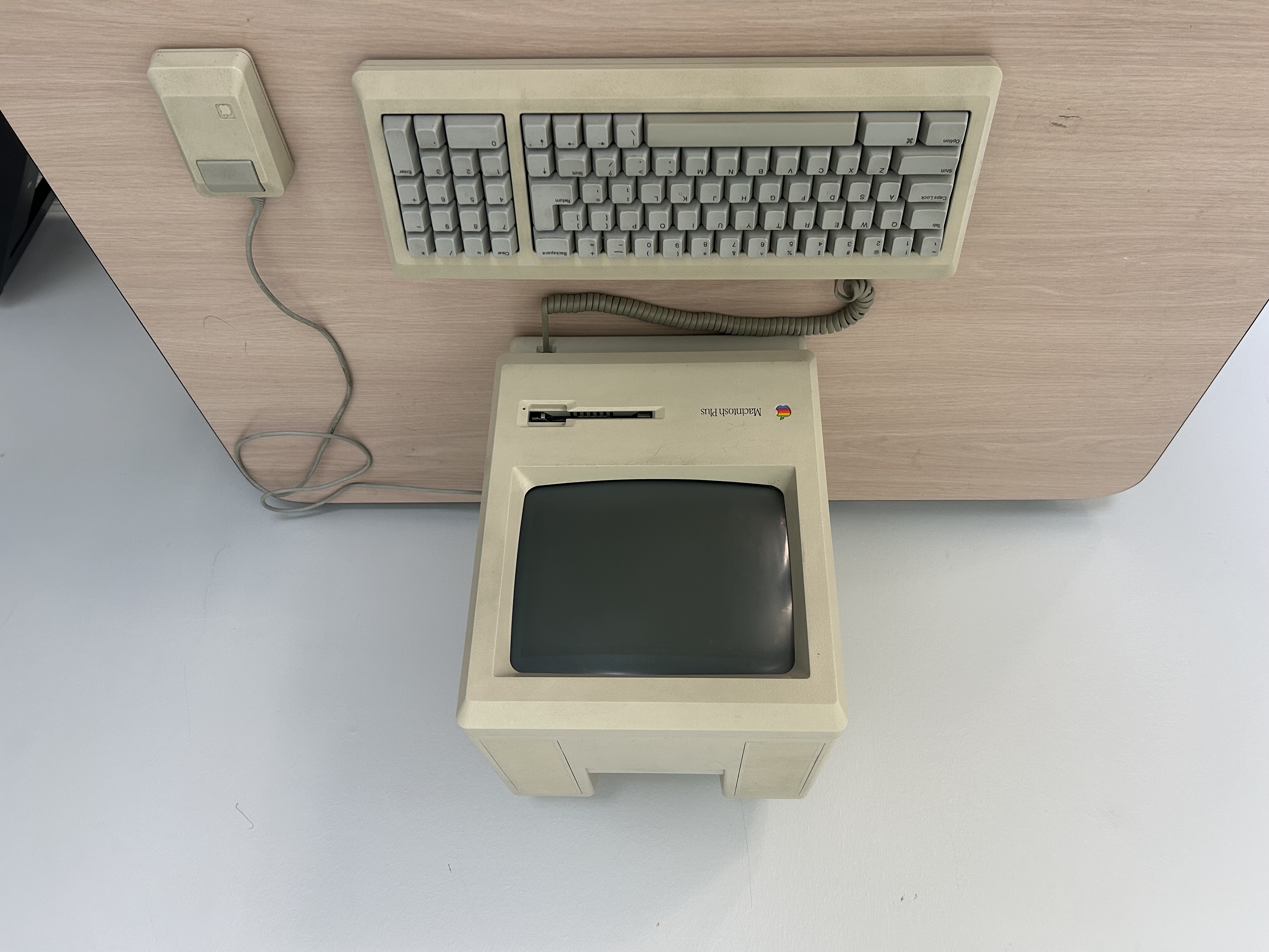 A compact beige Macintosh